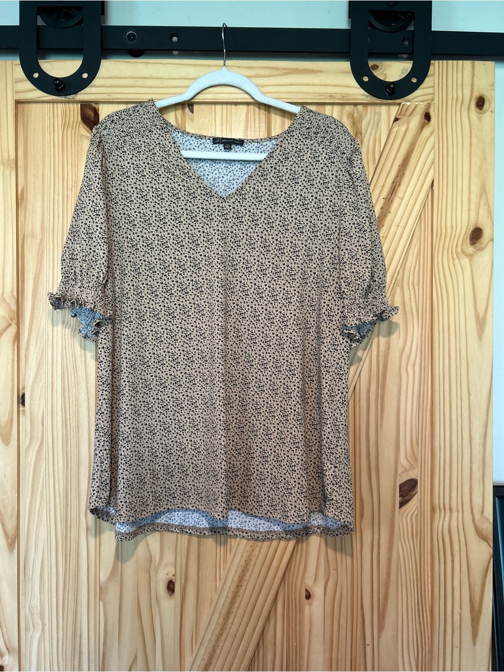 Adrianna Papell tan and black 1x V-Neck Blouse with ruffle sleeves